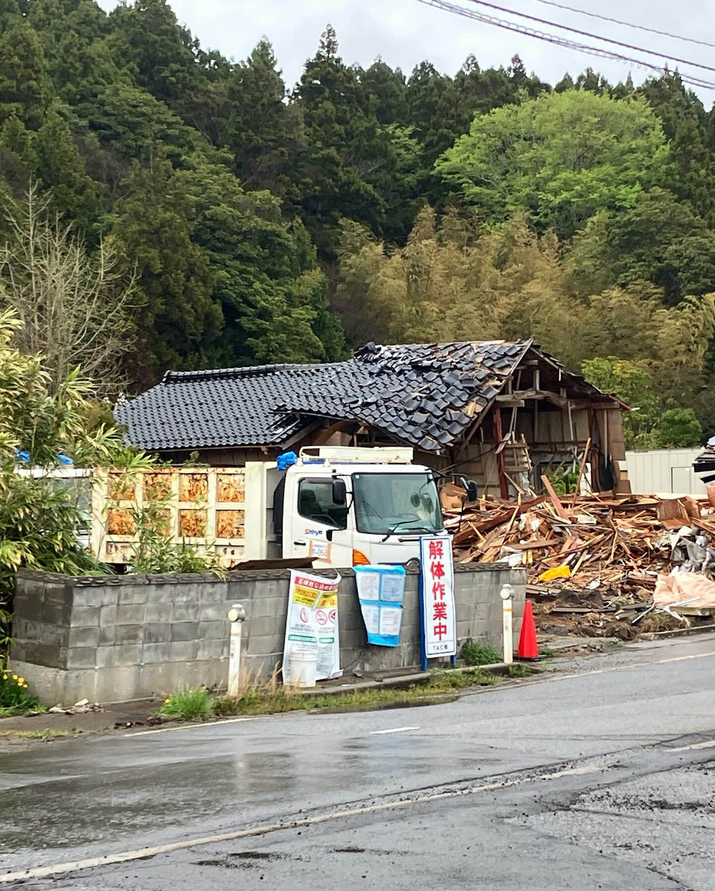 先日、お店でお客様から集めた募金を珠洲の日本発酵化成さんに直